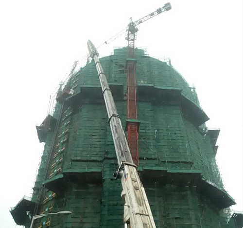重庆吊车在工地上作业